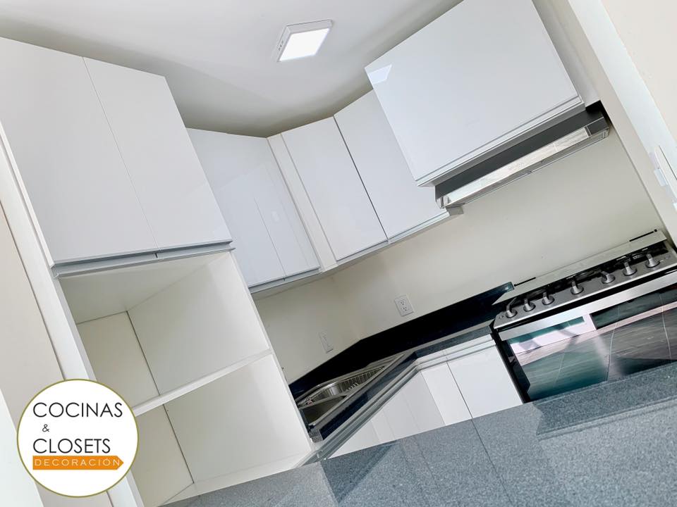 Cocina-Blanca-granito-gris-y-alto-brillo-blanco-premium3