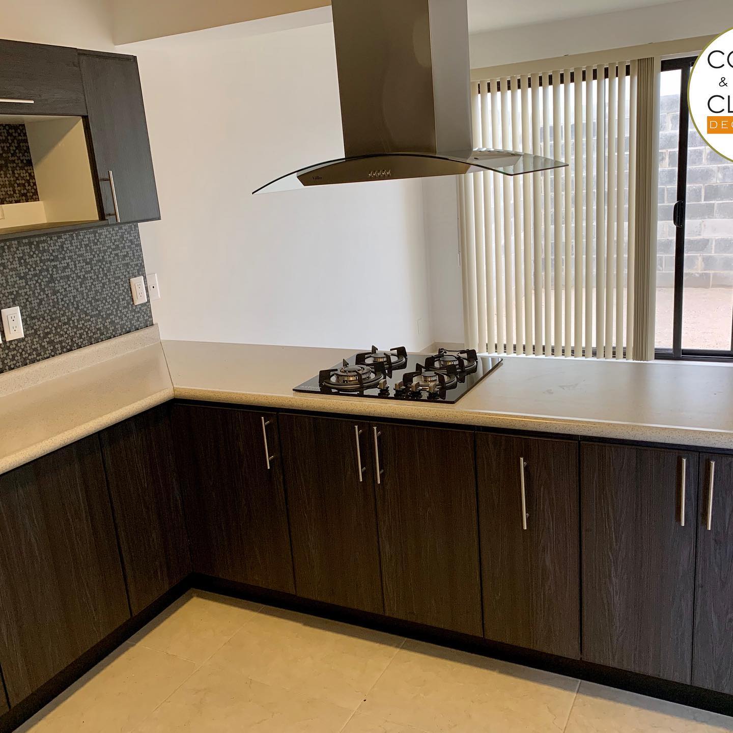 Cocina-Negro-premium-forro-pared-pix-campana-de-isla-formica1