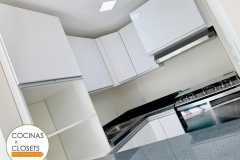 Cocina-Blanca-granito-gris-y-alto-brillo-blanco-premium3